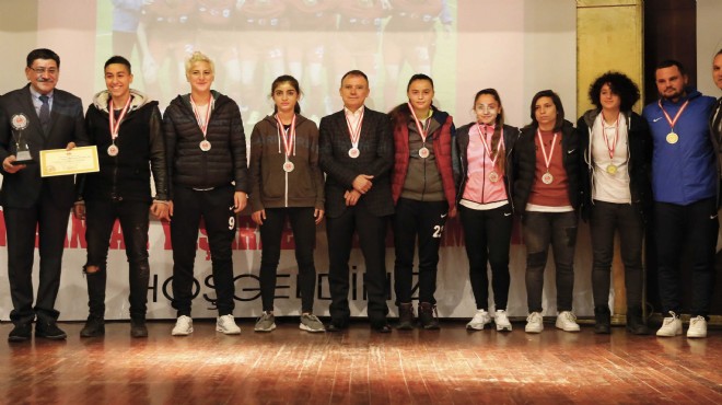 Konak ın şampiyon kızlarına bir ödül de TÜRFAD’dan