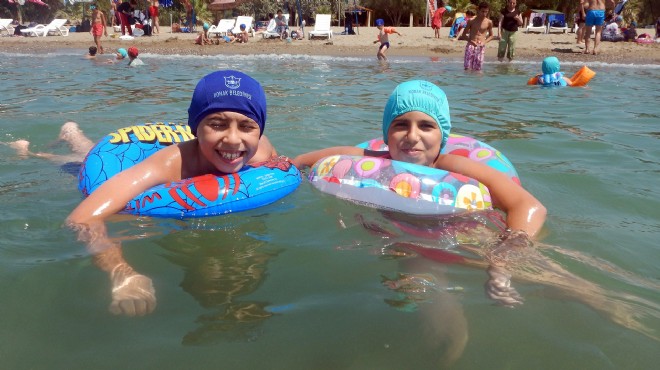 Konaklı çocuklar tatilde bol bol yüzüyor