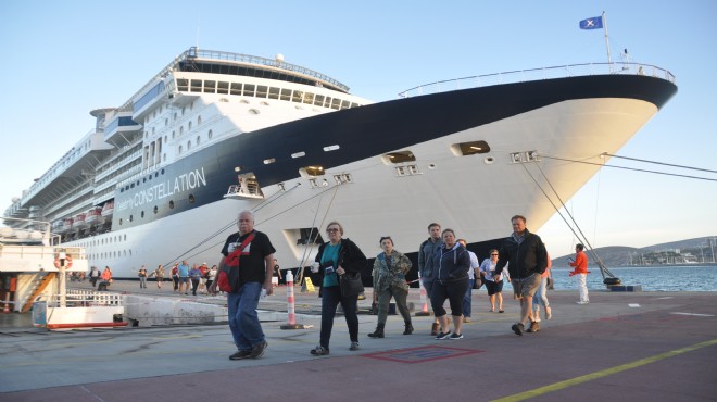 Kuşadası na tek gemiyle 2 bin 200 turist geldi