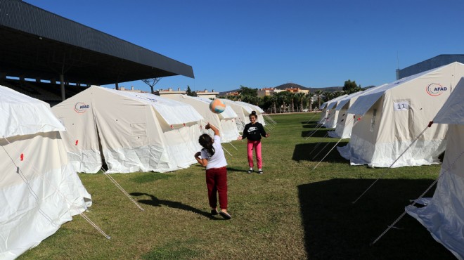 Kuşadası nda evlerine giremeyen vatandaşlar çadırlarda konaklıyor