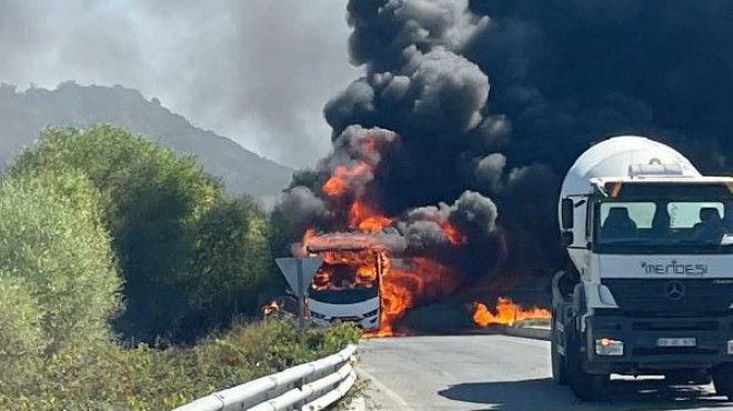Kuşadası nda turistleri taşıyan midibüs alev alev yandı