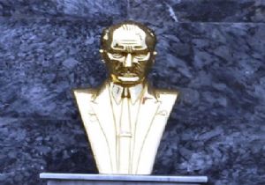 Atatürk ün heykeli gitti, büstü geldi!