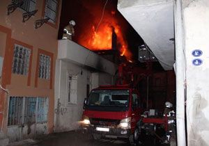 İzmir de korkutan yangın: Bina kül oldu 