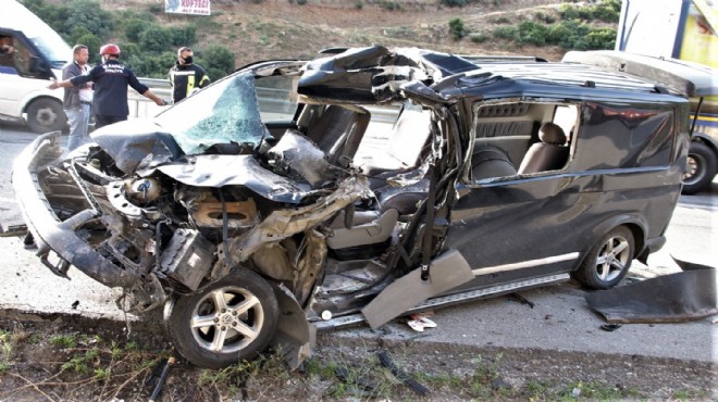 Manisa da feci kaza: Minibüs paramparça oldu!