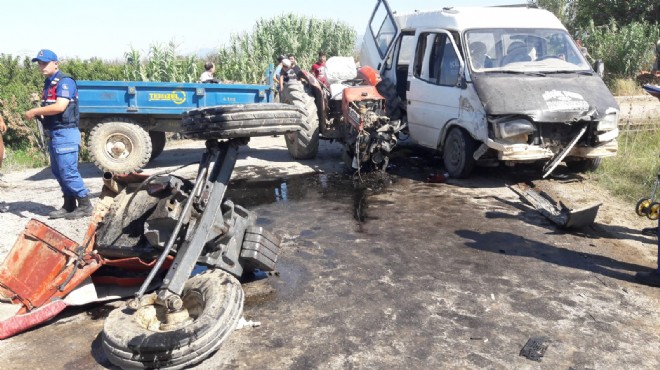 Manisa da feci kaza: Traktör paramparça oldu
