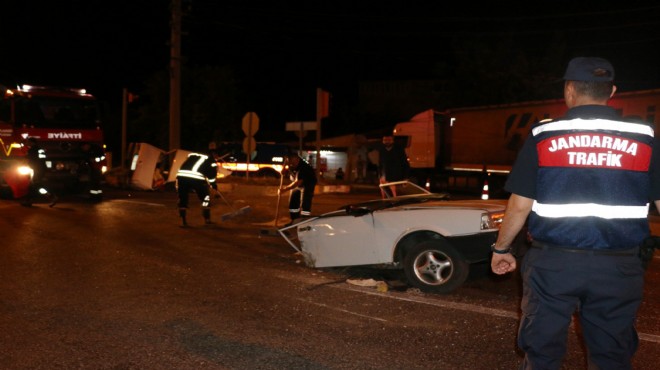 Manisa da korkunç kaza: Araba ikiye bölündü