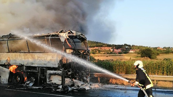 Manisa ve Çeşme de faciaya kıl payı: Seyir halindeki otobüsler yandı
