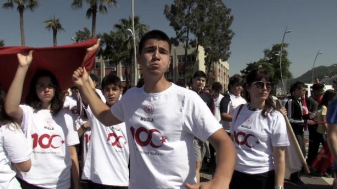Marmaris teki Gençlik Yürüyüşü nde  marş  tartışması