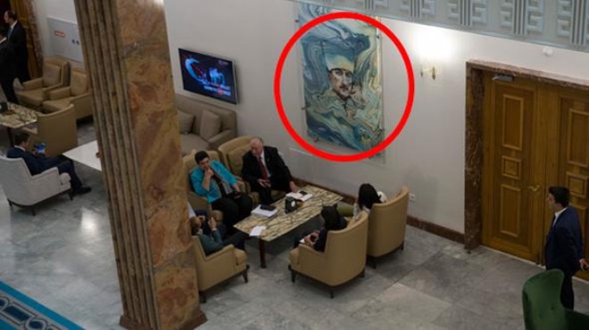 Meclis e kalpaklı Atatürk resmi asıldı