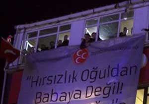 MHP nin 17 Aralık pankartını polis indirdi