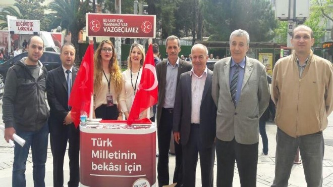 MHP İzmir referandum stantlarında  evet i anlatıyor