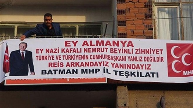 MHP li başkandan  Almanya ya karşı  Erdoğan pankartı!