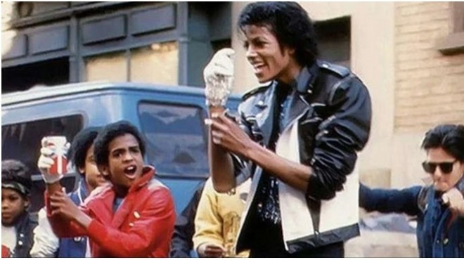Michael Jackson ın ikonik ceketi açık artırmaya çıkarılıyor
