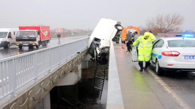 Minibüs köprüde askıda kaldı: 3 yaralı