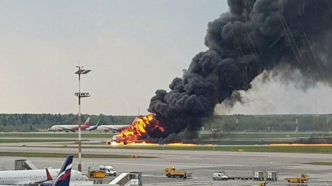 Moskova da uçak inişte alev aldı: 41 kişi öldü!