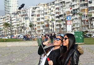 İzmirli gençlerin yeni modası selfie çubuğu 
