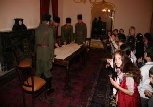İzmir deki Atatürk Müzesi ne öğrenci akını