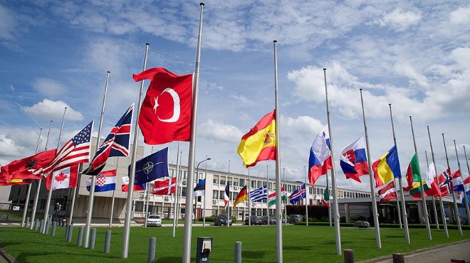 NATO da bayraklar İstanbul için yarıya indirildi