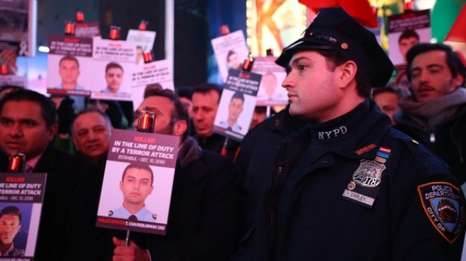 New York polisi Beşiktaş şehitlerini andı
