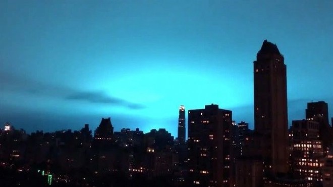 New York ta korkutan gizemli mavi ışığın nedeni belli oldu
