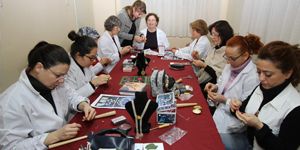 Konaklı kadınlar Osmanlı takılarını öğreniyor
