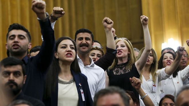 O slogan yargıya taşındı, CHP’li gençler sosyal medyada ayaklandı!