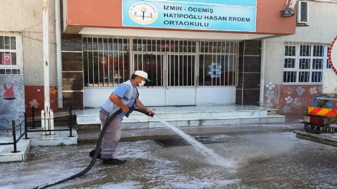 Ödemiş Belediyesi sınav merkezlerini dezenfekte ediyor