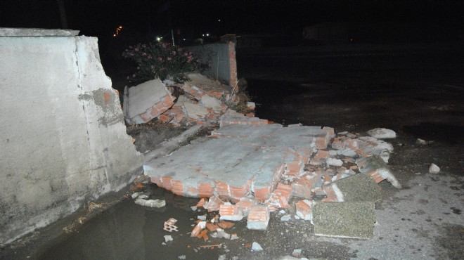 Ödemiş te yağış ve rüzgar beton duvarı yıktı
