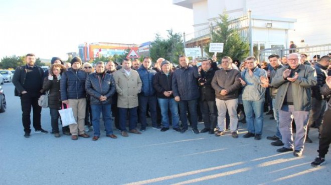 İzmir de kolej protestosu! Öğretmenler ve veliler ayakta