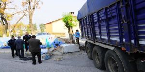 İzmir’de feci kaza: Kamyon okul duvarına girdi!