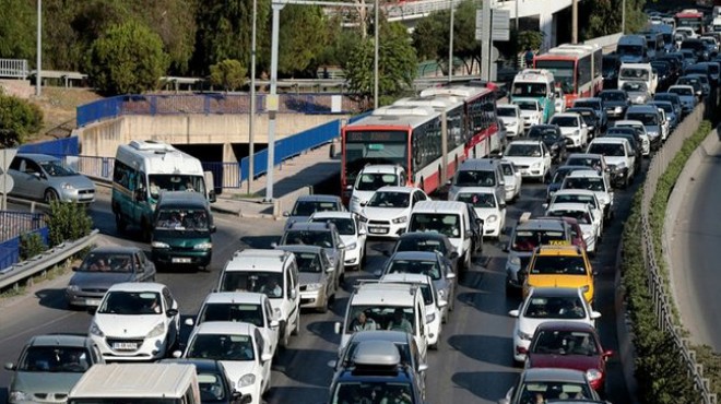 Okullar açıldı, İzmir de trafik yoğunluğu başladı!