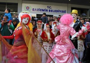 Gaziemir sokaklarında karnaval havası