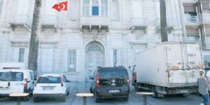 İzmir de Atatürk Müzesi önü otopark oldu!