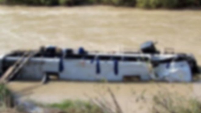 Otobüs nehre yuvarlandı: 25 ölü