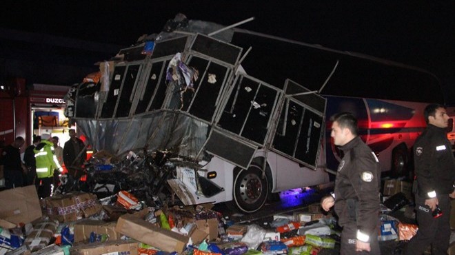 Otobüs TIR’la çarpıştı: 2 ölü, 35 yaralı