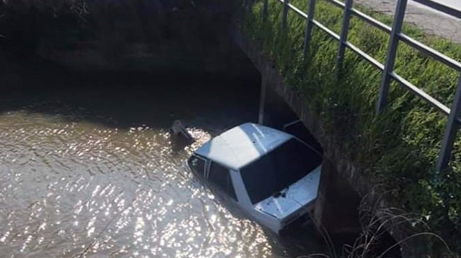 Otomobil su kanalına devrildi