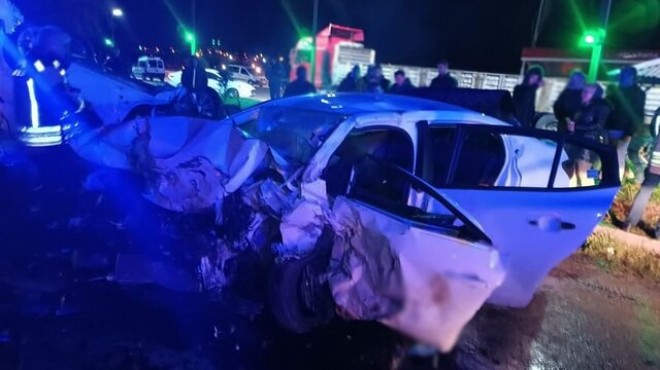 Otomobiller çarpıştı: 2 ölü, 1 yaralı