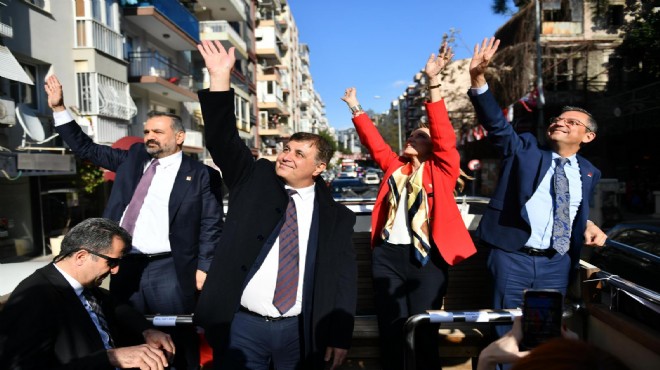 Özel ve Tugay üstü açık otobüsle İzmirlileri selamladı