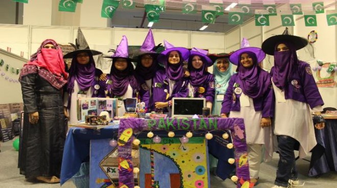 Pakistanlı kızlar, turnuvada cadı şapkaları ile mesaj verdi