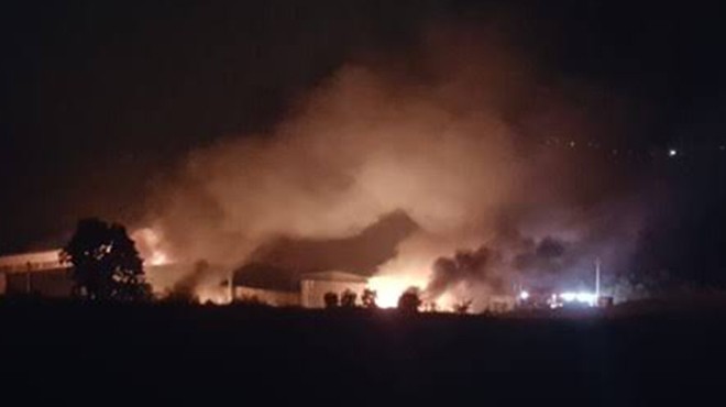 İzmir de pamuk dolu fabrika deposunda yangın paniği