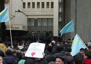 Ukrayna daki deprem Kırım a sıçradı: Parlamento basıldı!