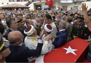 Şehit Yüzbaşının cenazesinde Erdoğan a hakaretten tutuklama!
