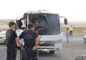 Polis otobüsü devrildi: 23  çevik  yaralı
