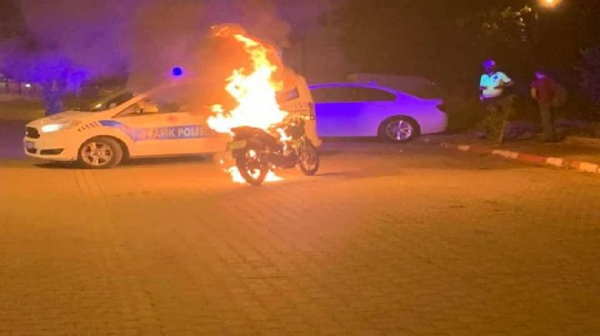 Polis ceza yazınca motosikletini ateşe verdi!