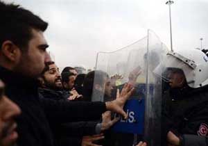 Taksim de CHP li gençlere polisten sert müdahale