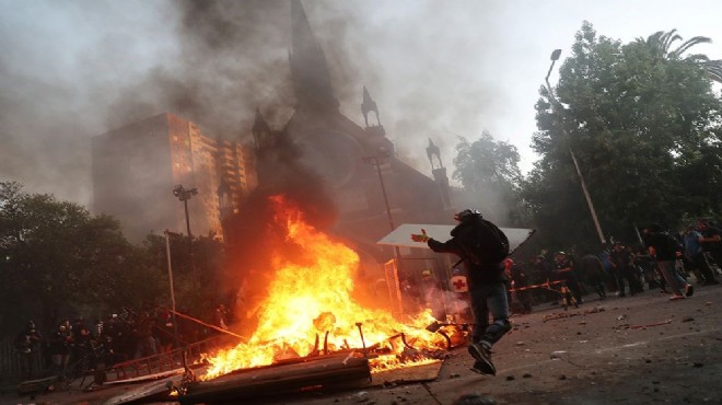 Protestocular, polise tahsis edilen kiliseyi yaktı