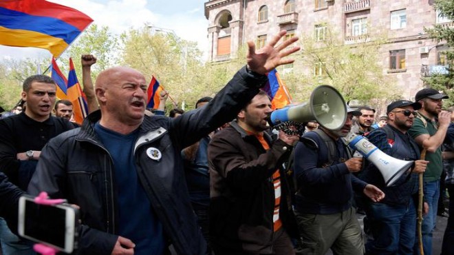 Ermenistan da protestolar büyüyor! Askerler de...