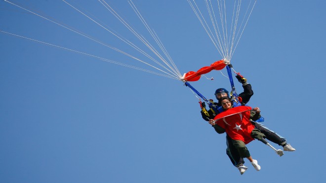 Protez bacakla 4 bin metreden paraşütle atladı