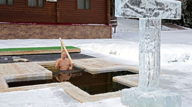 Putin eksi 20 derecede buzlu suya girdi
