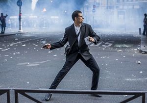 Fransa’da şaşırtan protestocu